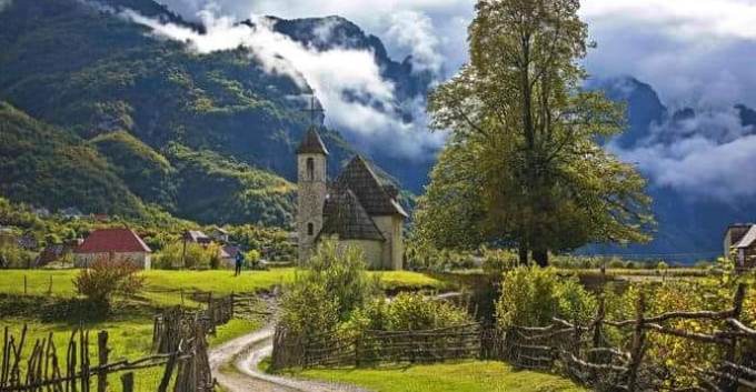 Terheqja e turisteve: Shqiperia kujtohet ne mes te sezonit per promovimin e turizmit